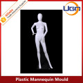 Elegante molde de maniquí de plástico femenino en blanco mate